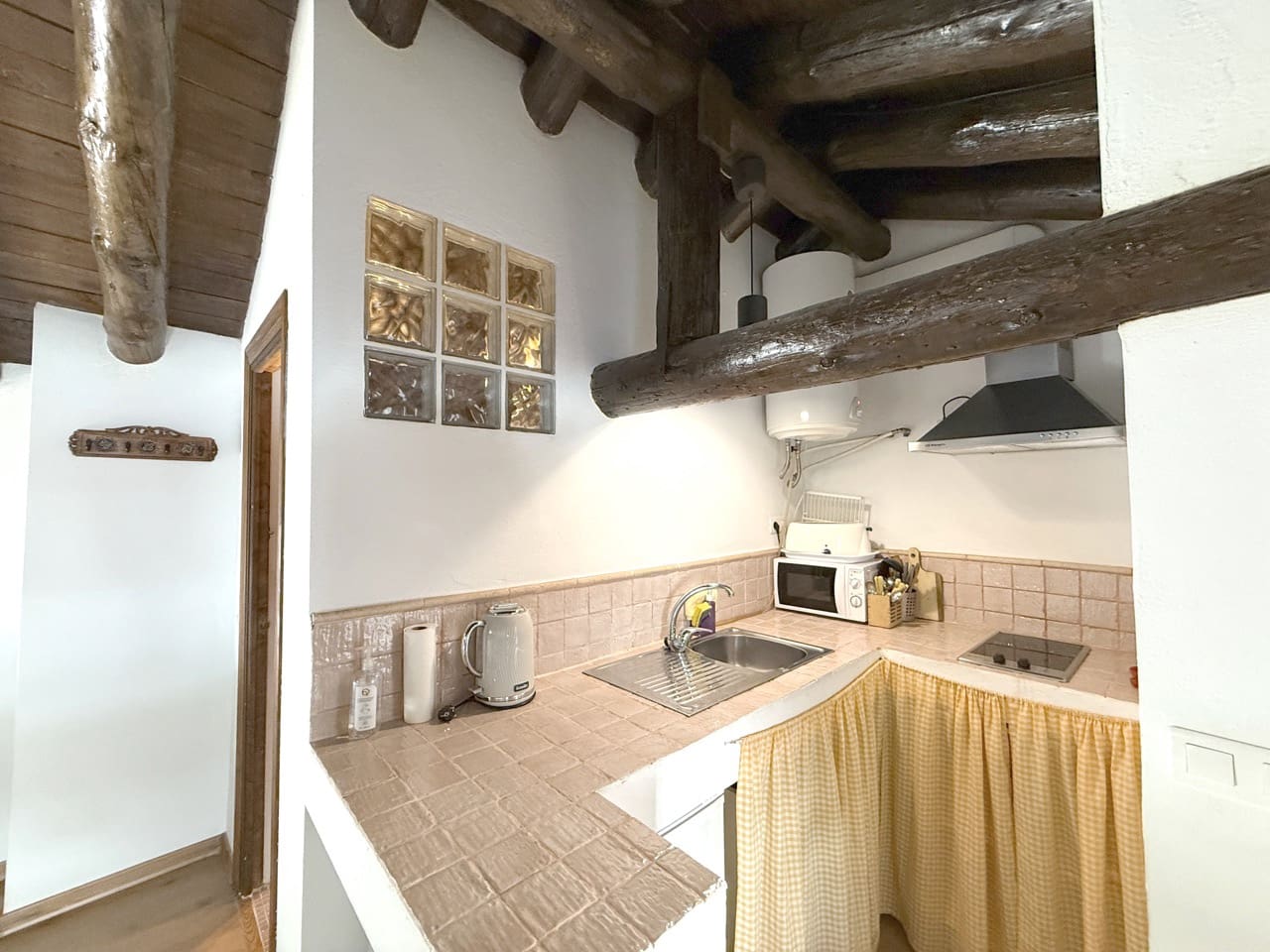 9 bedroom Guesthouse/B & B for sale in Montefrio with garage - € 375,000 (Ref: 9395397)