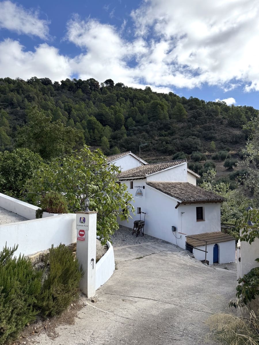 9 bedroom Guesthouse/B & B for sale in Montefrio with garage - € 375,000 (Ref: 9395397)
