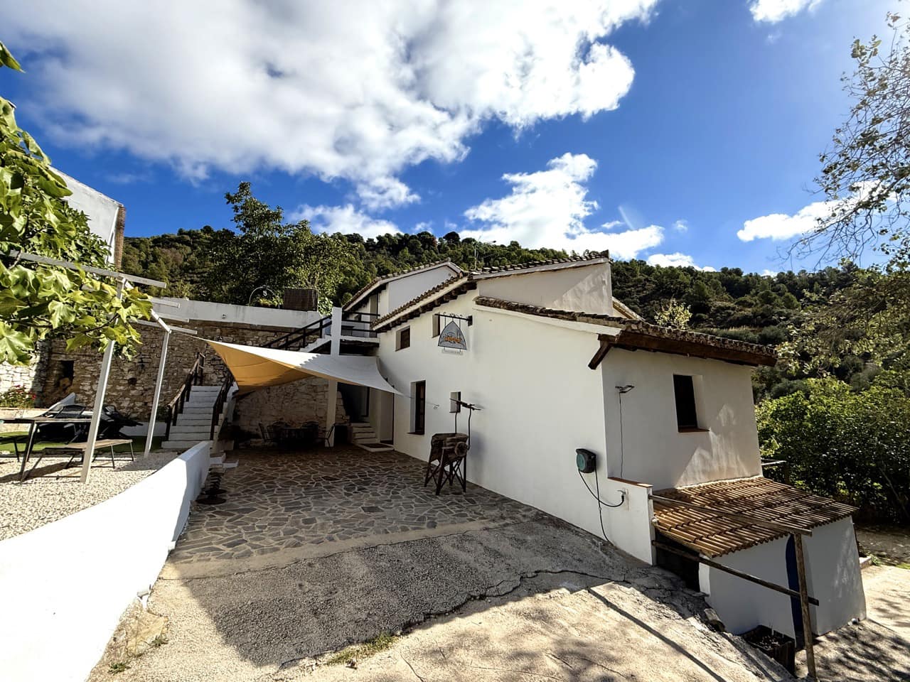 9 bedroom Guesthouse/B & B for sale in Montefrio with garage - € 375,000 (Ref: 9395397)