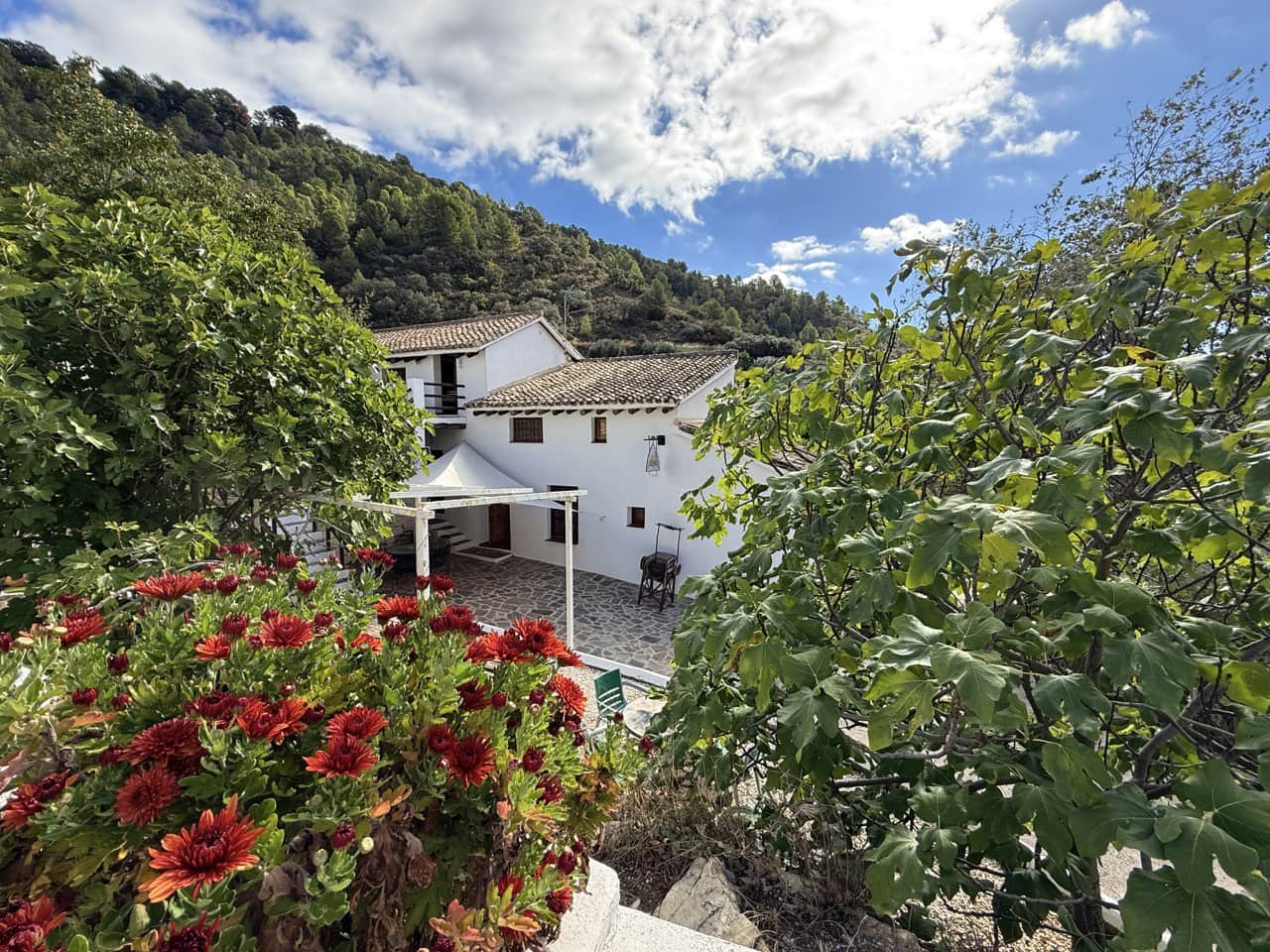 9 bedroom Guesthouse/B & B for sale in Montefrio with garage - € 375,000 (Ref: 9395397)