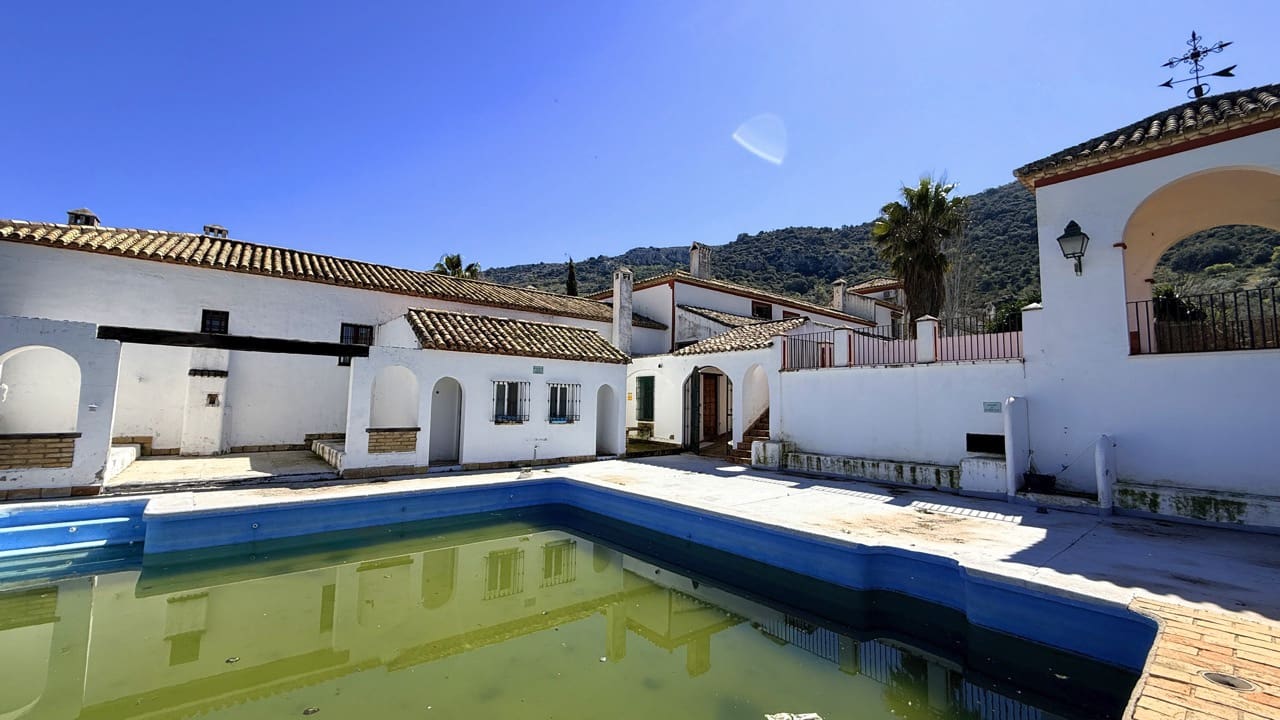 26 Zimmer Hotel zu verkaufen in Zuheros mit Pool Garage - 950.000 € (Ref: 9700169)