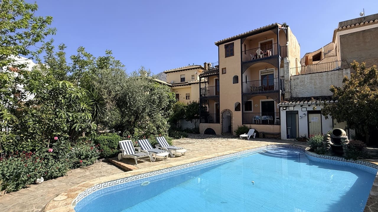 3 bedroom Apartment for sale in Acequias with pool - € 185,000 (Ref: 9805359)