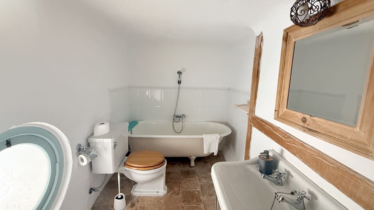 19 soverom Gjestgiveri/B&B til salgs i Otivar med svømmebasseng garasje - € 3 495 000 (Ref: 9861160)