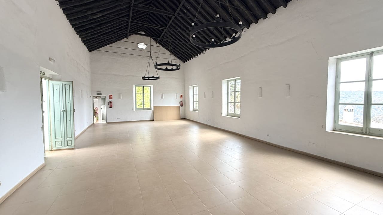 19 soverom Gjestgiveri/B&B til salgs i Otivar med svømmebasseng garasje - € 3 495 000 (Ref: 9861160)