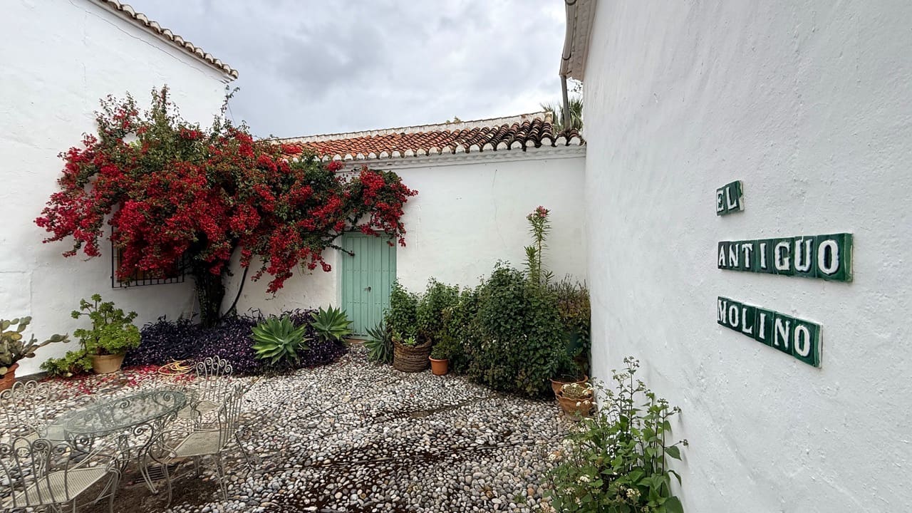 19 soverom Gjestgiveri/B&B til salgs i Otivar med svømmebasseng garasje - € 3 495 000 (Ref: 9861160)