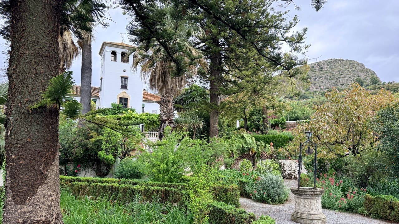 19 soverom Gjestgiveri/B&B til salgs i Otivar med svømmebasseng garasje - € 3 495 000 (Ref: 9861160)