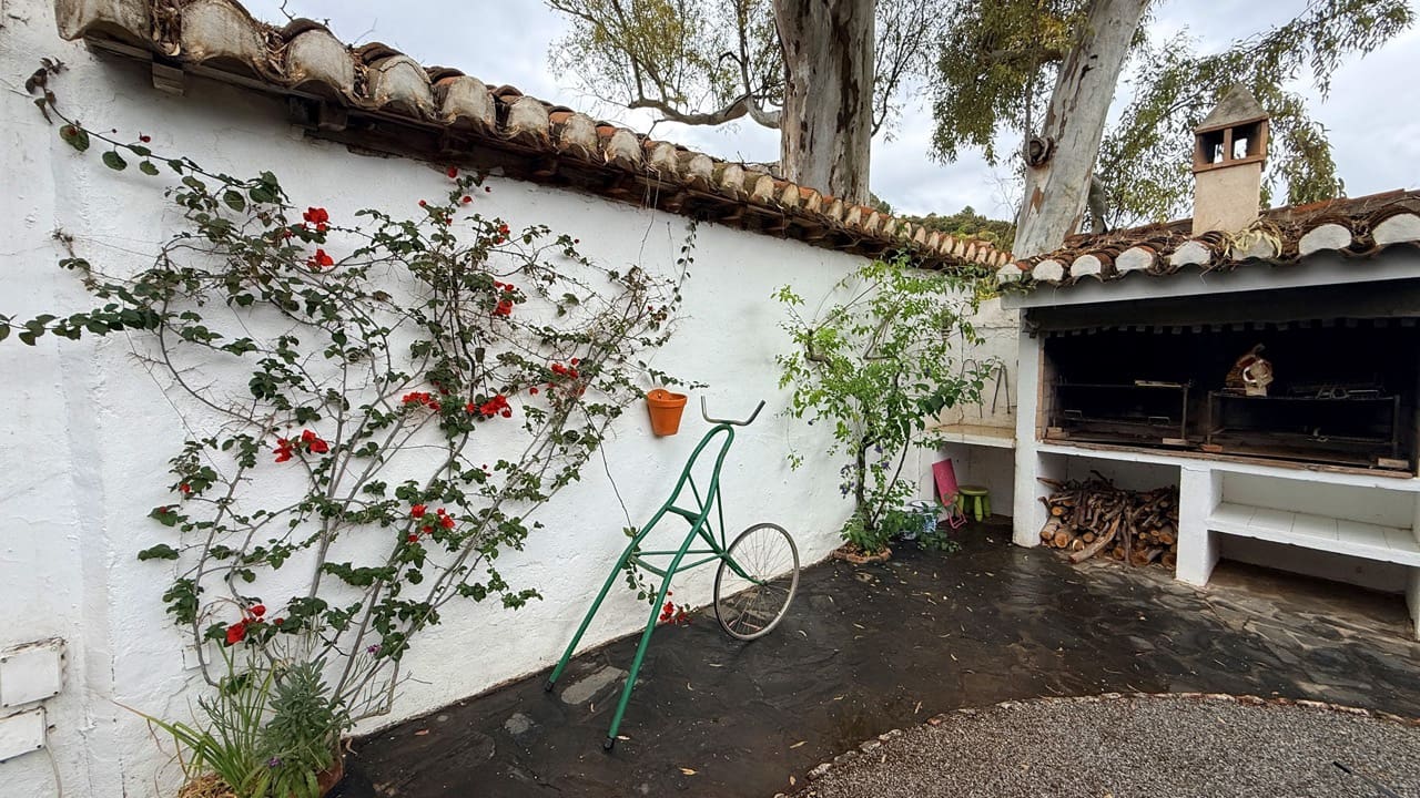 19 soverom Gjestgiveri/B&B til salgs i Otivar med svømmebasseng garasje - € 3 495 000 (Ref: 9861160)