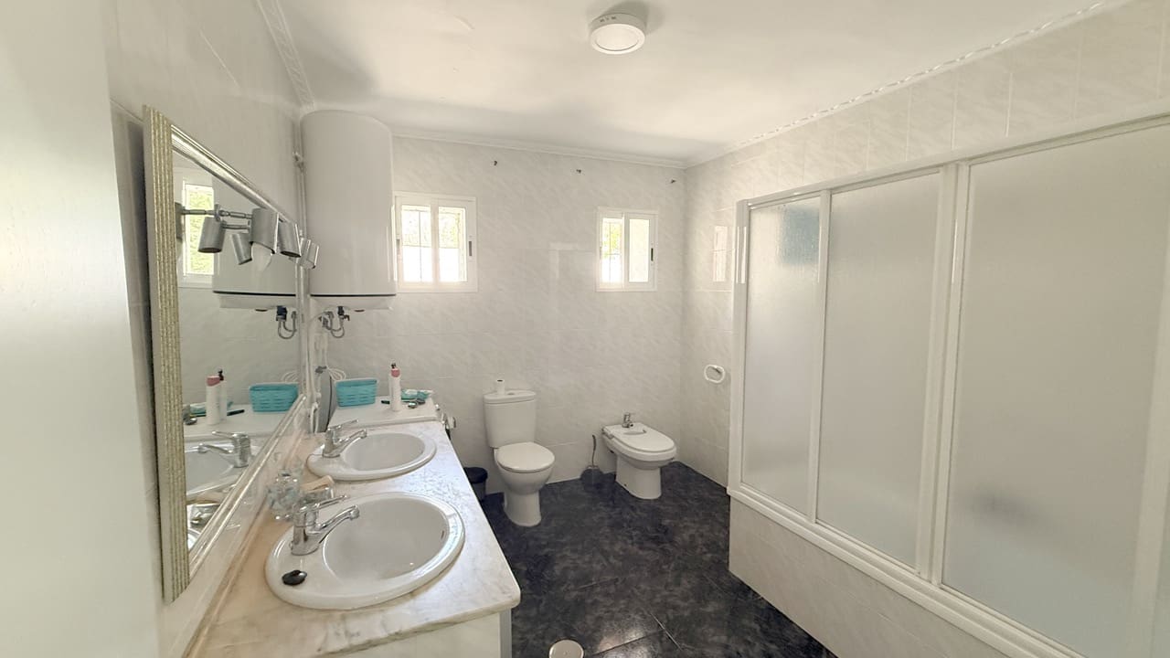 6 soverom Kommersiell til salgs i Montefrio med svømmebasseng garasje - € 599 999 (Ref: 9956240)