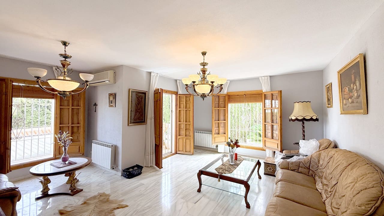 5 bedroom Villa for sale in La Zubia with pool garage - € 500,000 (Ref: 9974366)