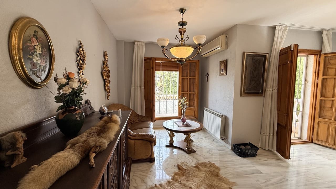 5 bedroom Villa for sale in La Zubia with pool garage - € 500,000 (Ref: 9974366)