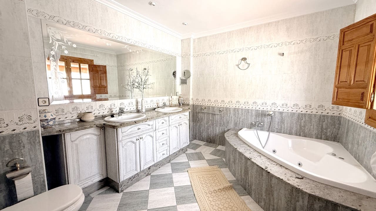 5 bedroom Villa for sale in La Zubia with pool garage - € 500,000 (Ref: 9974366)