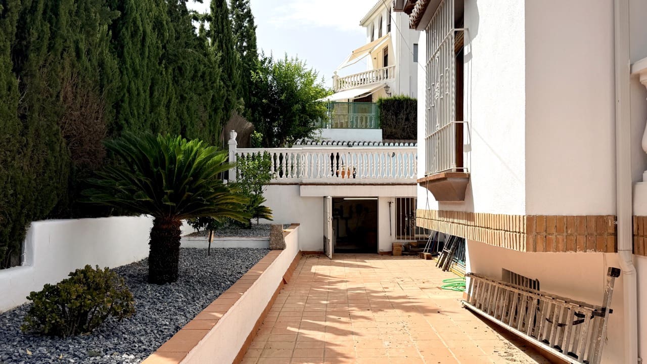 5 bedroom Villa for sale in La Zubia with pool garage - € 500,000 (Ref: 9974366)