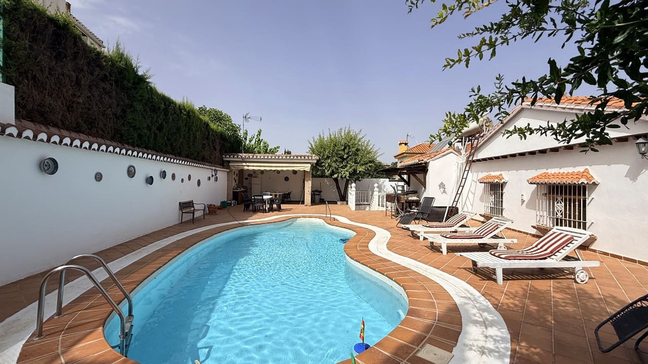 5 bedroom Villa for sale in La Zubia with pool garage - € 500,000 (Ref: 9974366)