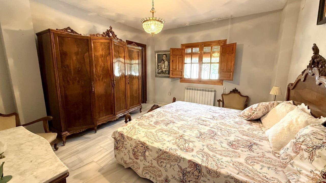 5 bedroom Villa for sale in La Zubia with pool garage - € 500,000 (Ref: 9974366)