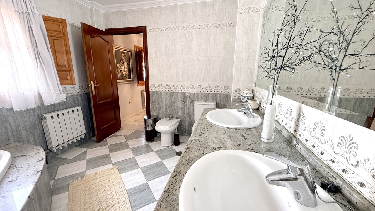 5 bedroom Villa for sale in La Zubia with pool garage - € 500,000 (Ref: 9974366)