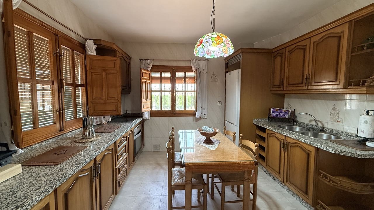 5 bedroom Villa for sale in La Zubia with pool garage - € 500,000 (Ref: 9974366)