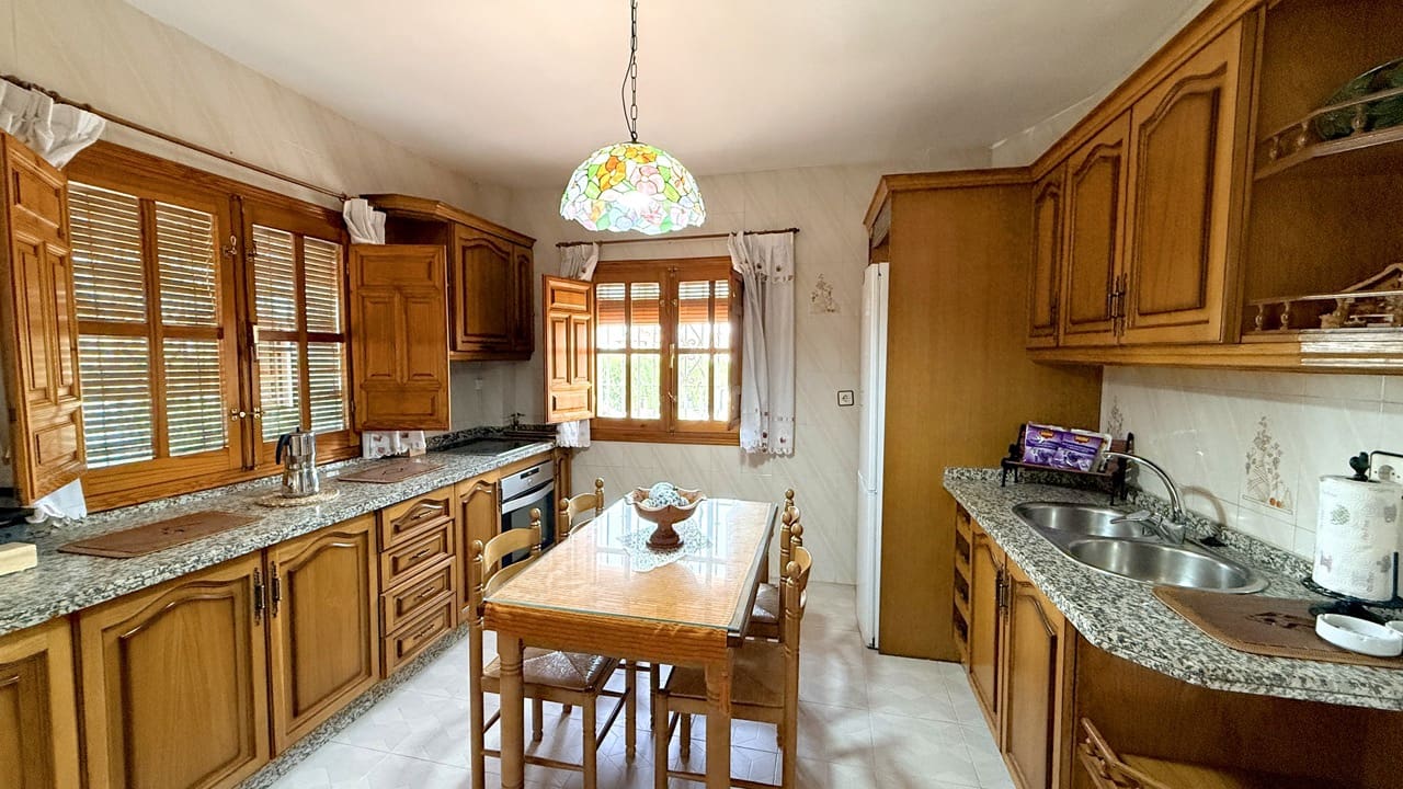 5 bedroom Villa for sale in La Zubia with pool garage - € 500,000 (Ref: 9974366)