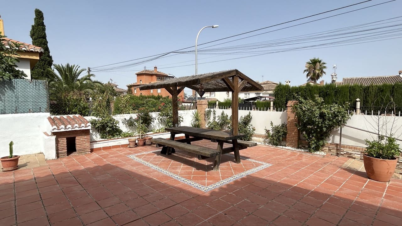 5 bedroom Villa for sale in La Zubia with pool garage - € 500,000 (Ref: 9974366)