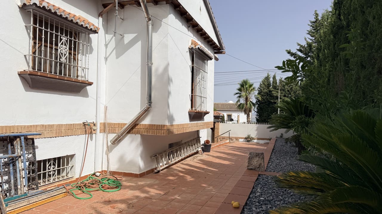 5 bedroom Villa for sale in La Zubia with pool garage - € 500,000 (Ref: 9974366)