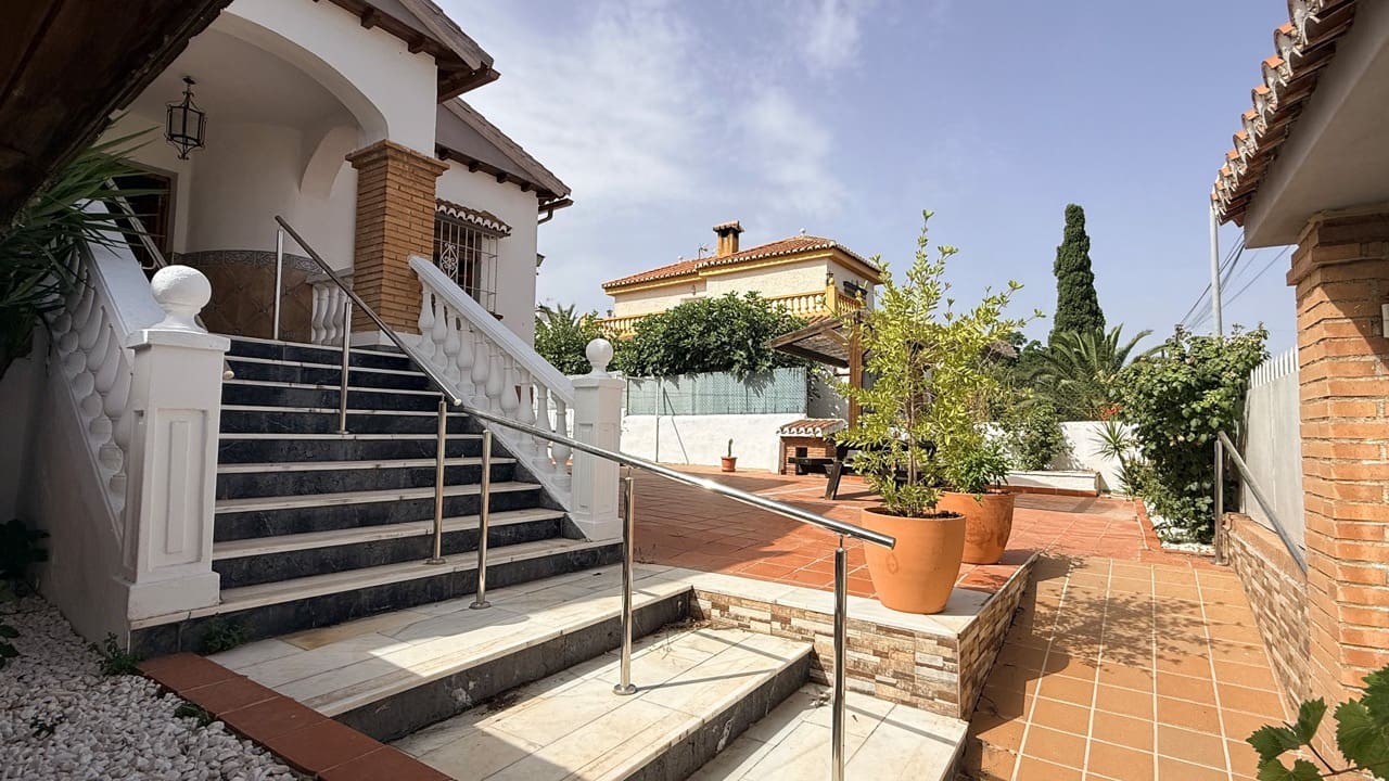 5 bedroom Villa for sale in La Zubia with pool garage - € 500,000 (Ref: 9974366)