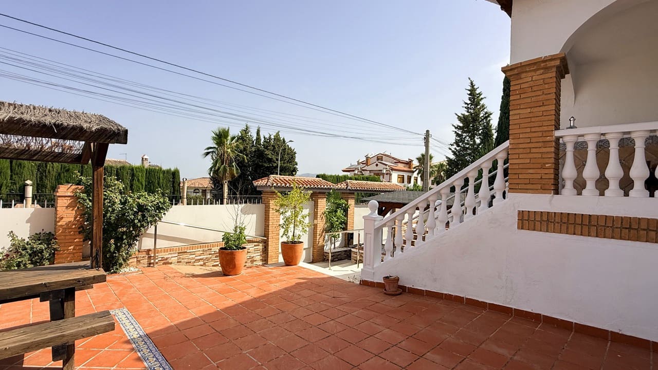5 bedroom Villa for sale in La Zubia with pool garage - € 500,000 (Ref: 9974366)