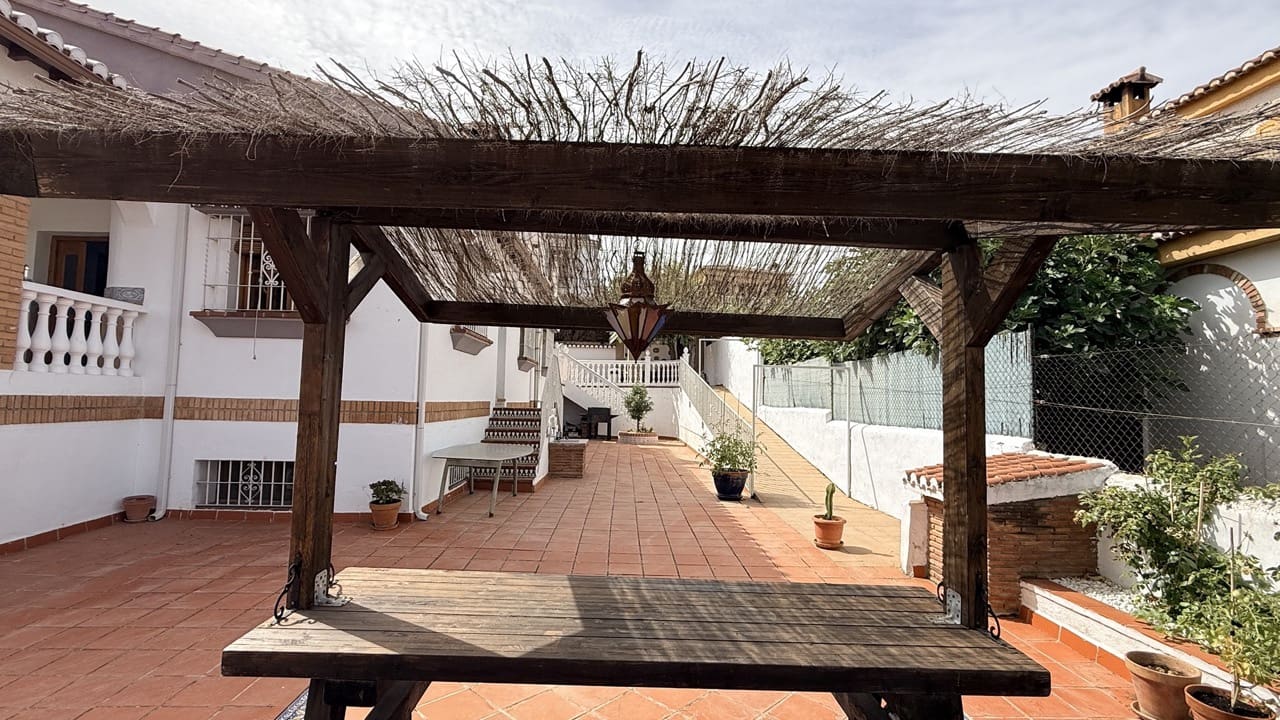 5 bedroom Villa for sale in La Zubia with pool garage - € 500,000 (Ref: 9974366)