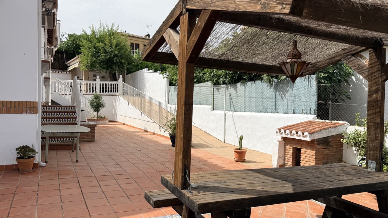5 bedroom Villa for sale in La Zubia with pool garage - € 500,000 (Ref: 9974366)