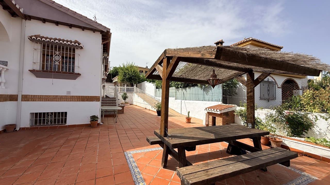 5 bedroom Villa for sale in La Zubia with pool garage - € 500,000 (Ref: 9974366)