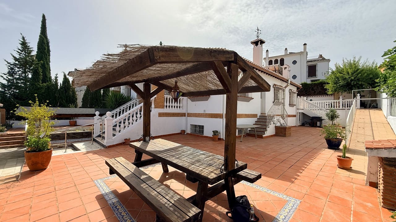 5 bedroom Villa for sale in La Zubia with pool garage - € 500,000 (Ref: 9974366)