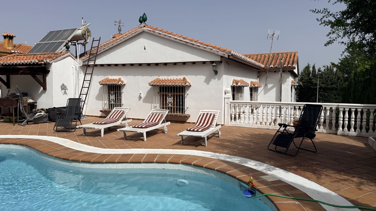 5 bedroom Villa for sale in La Zubia with pool garage - € 500,000 (Ref: 9974366)