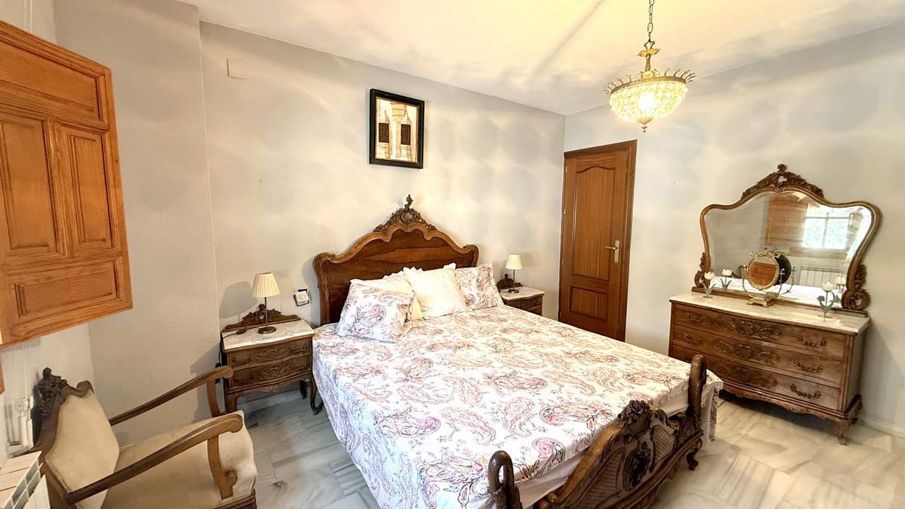 5 bedroom Villa for sale in La Zubia with pool garage - € 500,000 (Ref: 9974366)