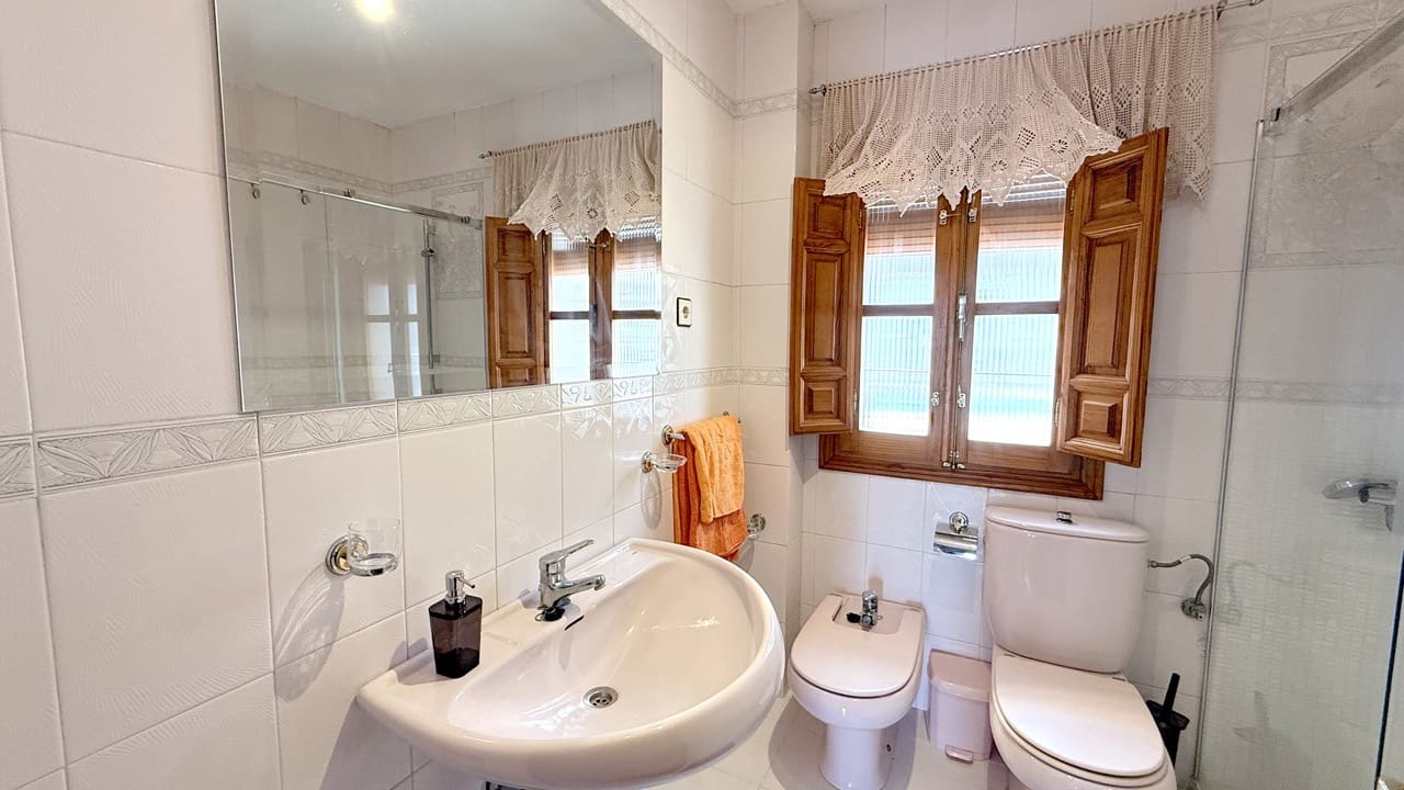 5 bedroom Villa for sale in La Zubia with pool garage - € 500,000 (Ref: 9974366)