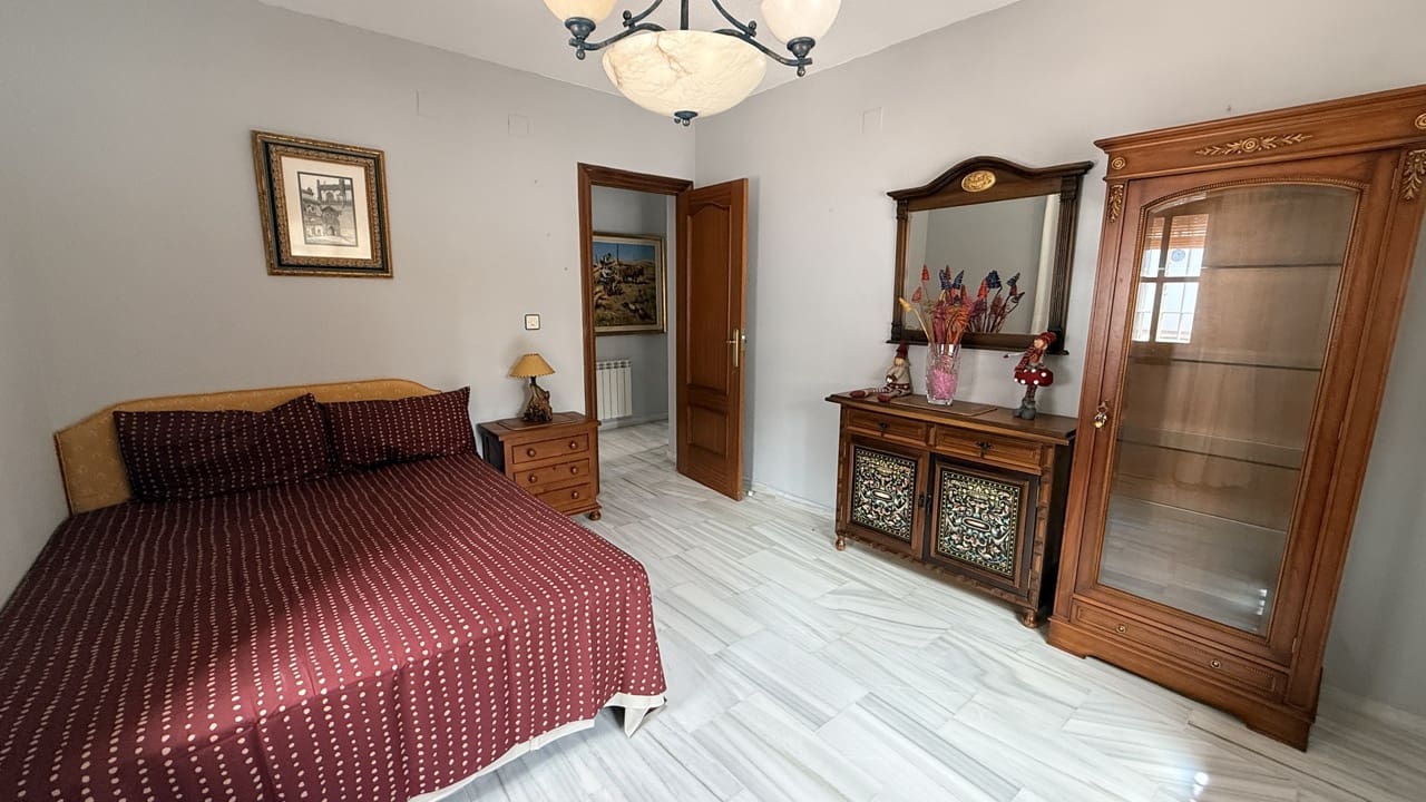 5 bedroom Villa for sale in La Zubia with pool garage - € 500,000 (Ref: 9974366)