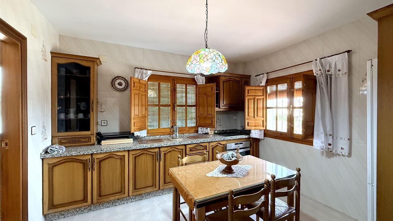 5 bedroom Villa for sale in La Zubia with pool garage - € 500,000 (Ref: 9974366)