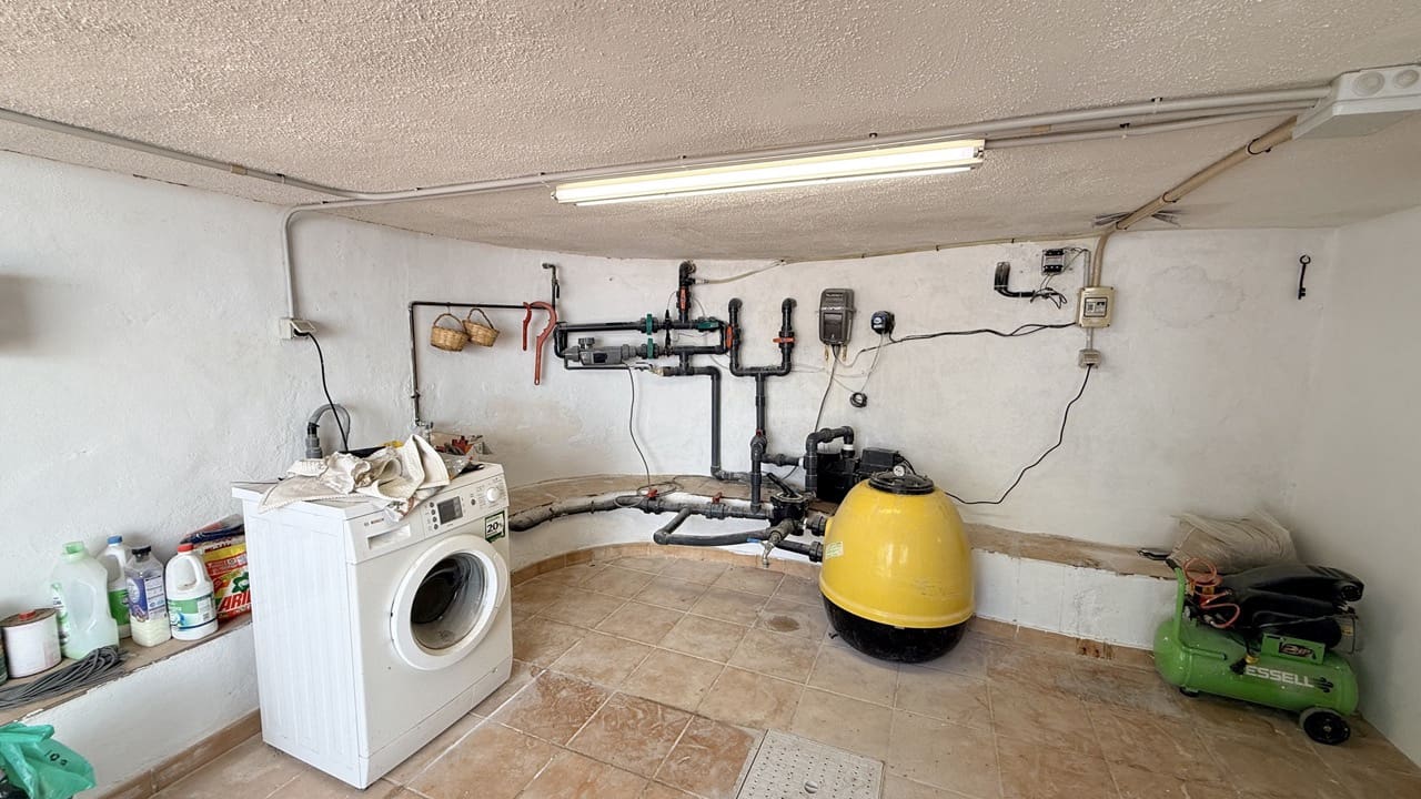 5 bedroom Villa for sale in La Zubia with pool garage - € 500,000 (Ref: 9974366)