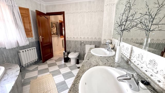 5 sypialnia Willa na sprzedaż w La Zubia z basenem garażem - 500 000 € (Ref: 9974366)