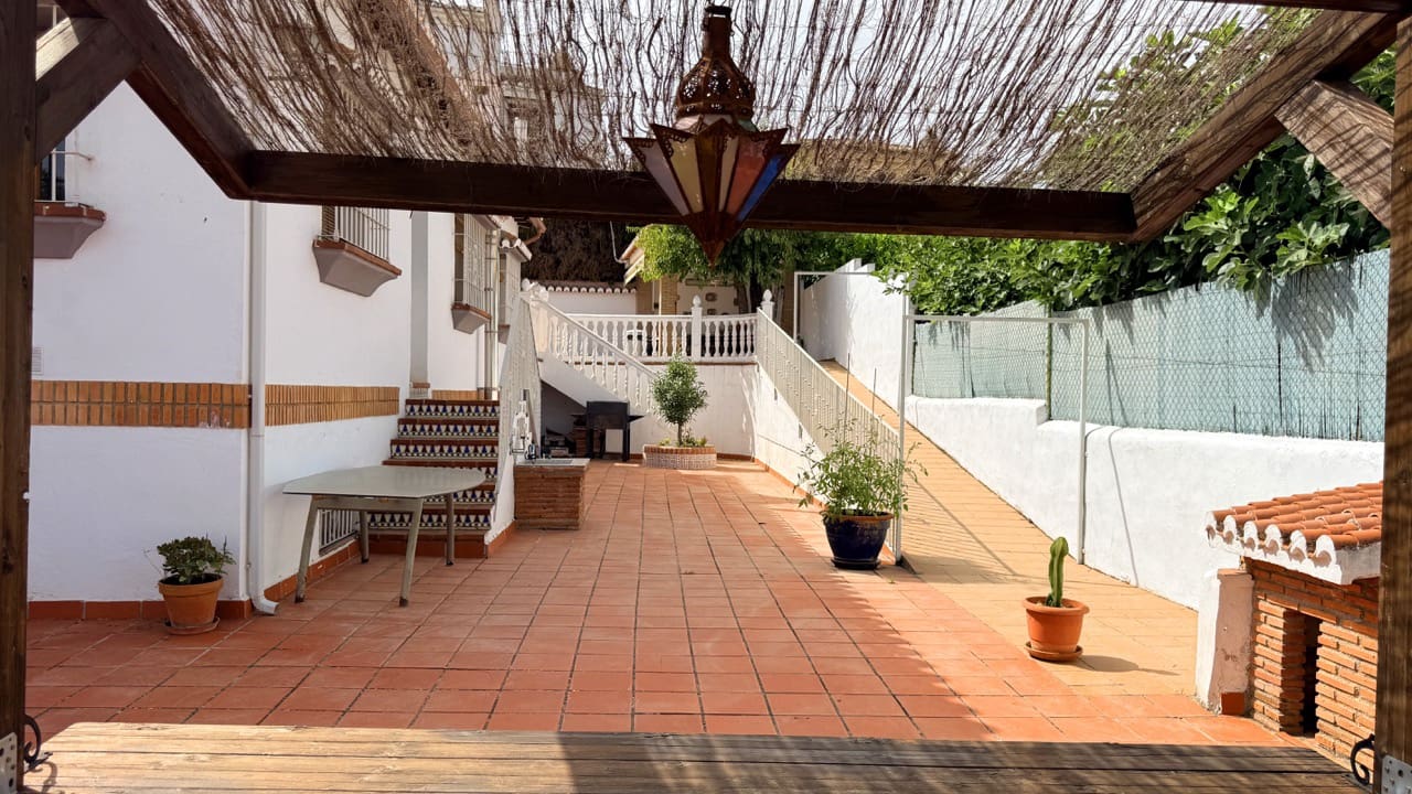 5 bedroom Villa for sale in La Zubia with pool garage - € 500,000 (Ref: 9974366)