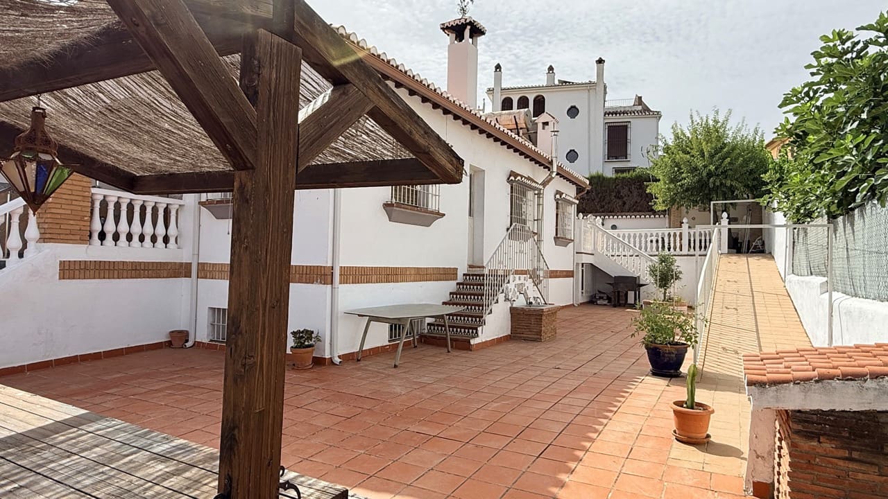 5 bedroom Villa for sale in La Zubia with pool garage - € 500,000 (Ref: 9974366)