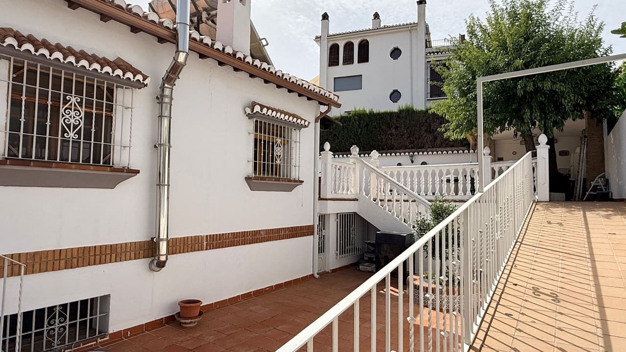 5 bedroom Villa for sale in La Zubia with pool garage - € 500,000 (Ref: 9974366)