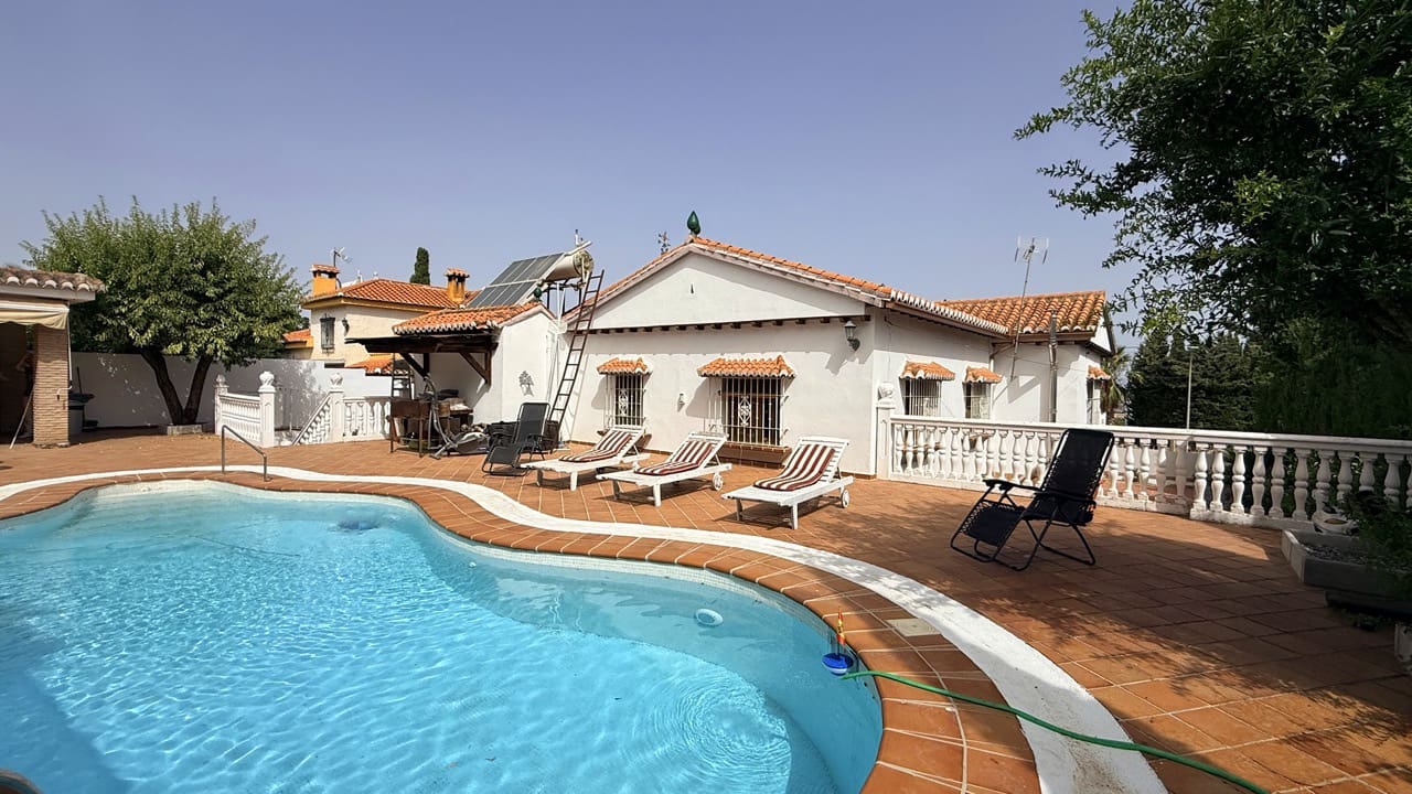 5 bedroom Villa for sale in La Zubia with pool garage - € 500,000 (Ref: 9974366)