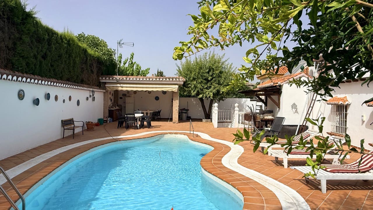 5 bedroom Villa for sale in La Zubia with pool garage - € 500,000 (Ref: 9974366)