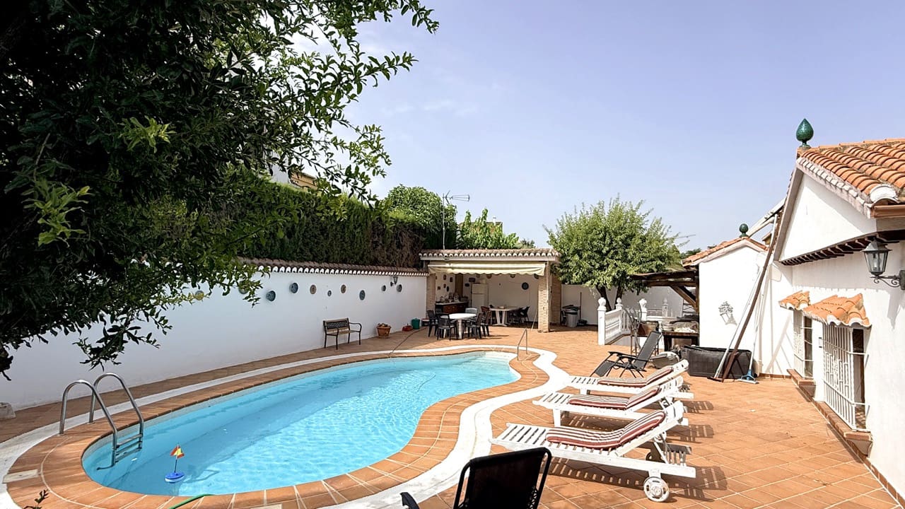 5 bedroom Villa for sale in La Zubia with pool garage - € 500,000 (Ref: 9974366)