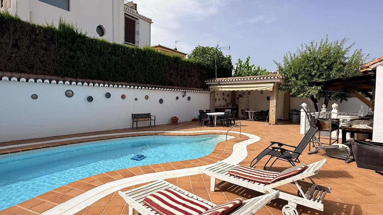 5 bedroom Villa for sale in La Zubia with pool garage - € 500,000 (Ref: 9974366)
