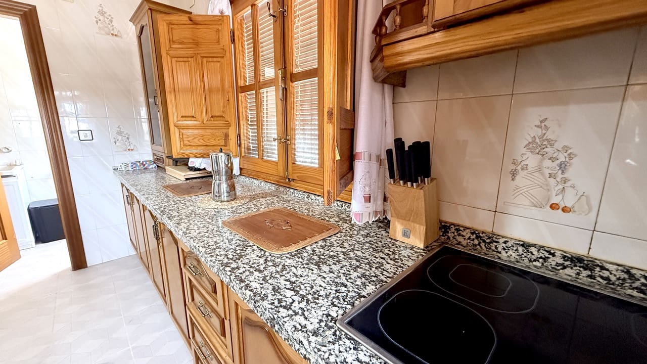 5 bedroom Villa for sale in La Zubia with pool garage - € 500,000 (Ref: 9974366)