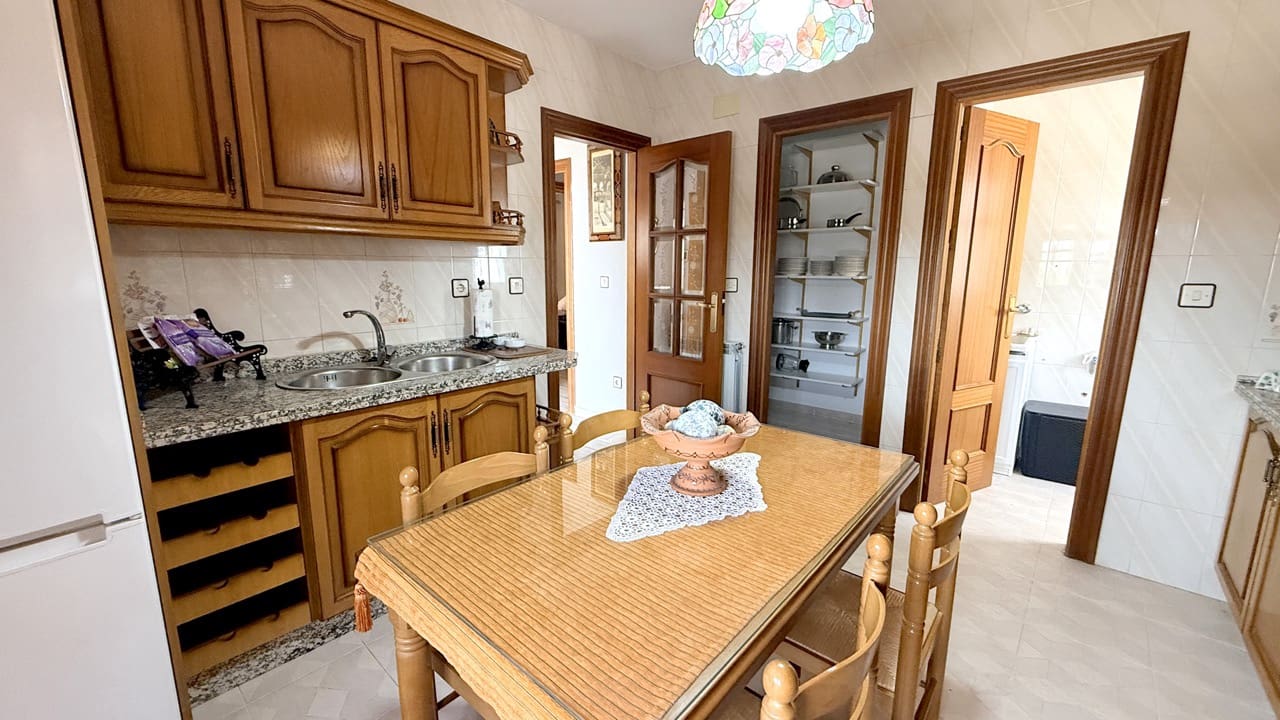 5 bedroom Villa for sale in La Zubia with pool garage - € 500,000 (Ref: 9974366)