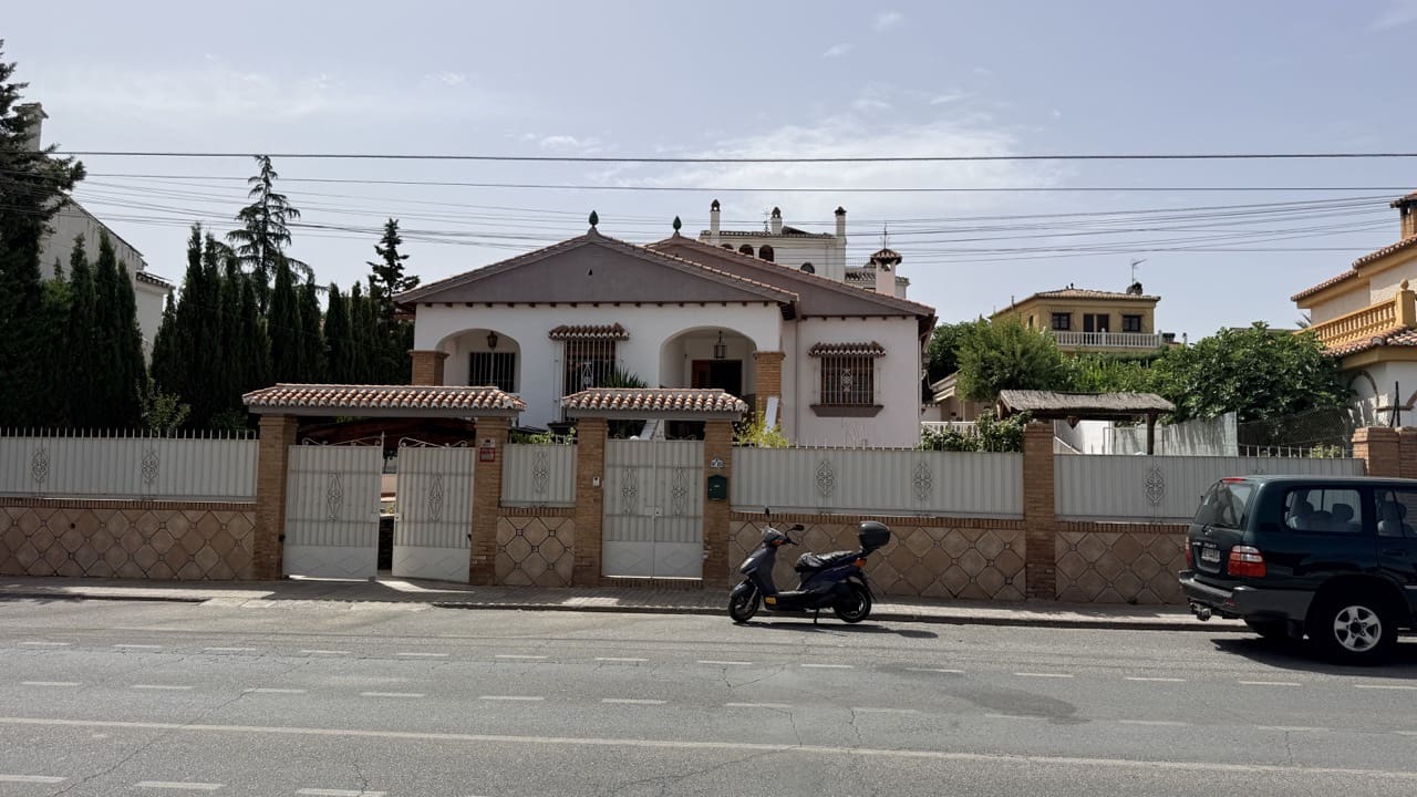 5 bedroom Villa for sale in La Zubia with pool garage - € 500,000 (Ref: 9974366)