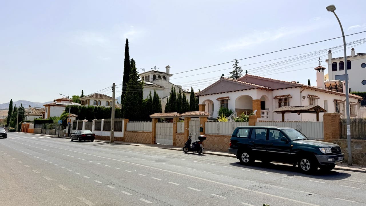 5 bedroom Villa for sale in La Zubia with pool garage - € 500,000 (Ref: 9974366)