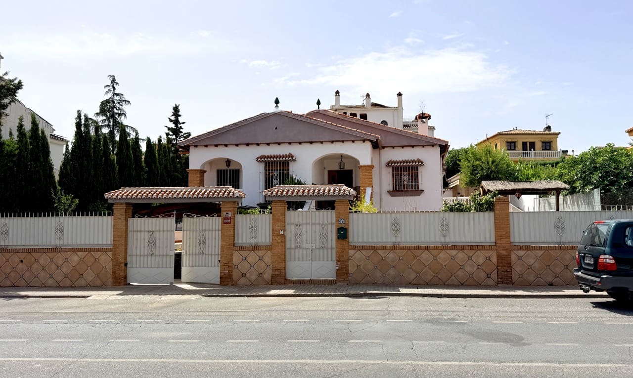 5 bedroom Villa for sale in La Zubia with pool garage - € 500,000 (Ref: 9974366)