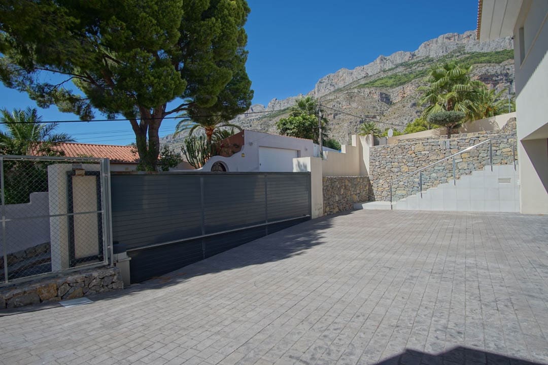 5 bedroom Villa for sale in Altea with pool garage - € 3,500,000 (Ref: 8657467)