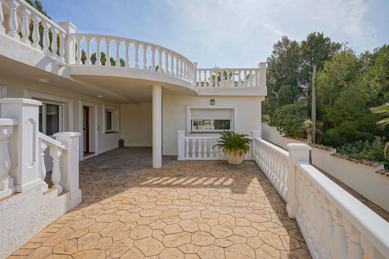 4 bedroom Villa for sale in Altea with pool - € 1,695,000 (Ref: 9284049)